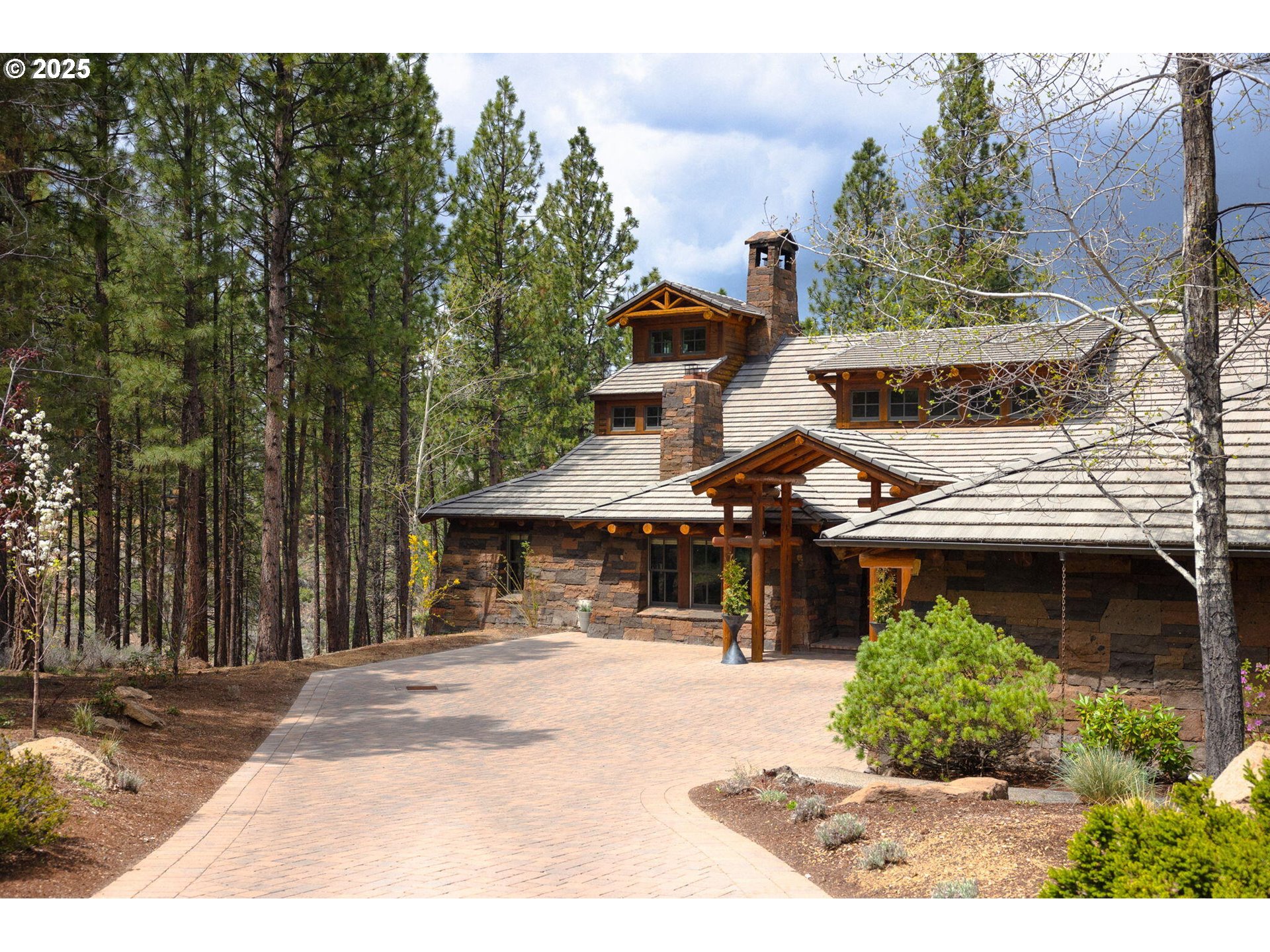 19378 Rim Lake Court Bend, OR 97702 - Photo 3 of 48 Gallery Image 3