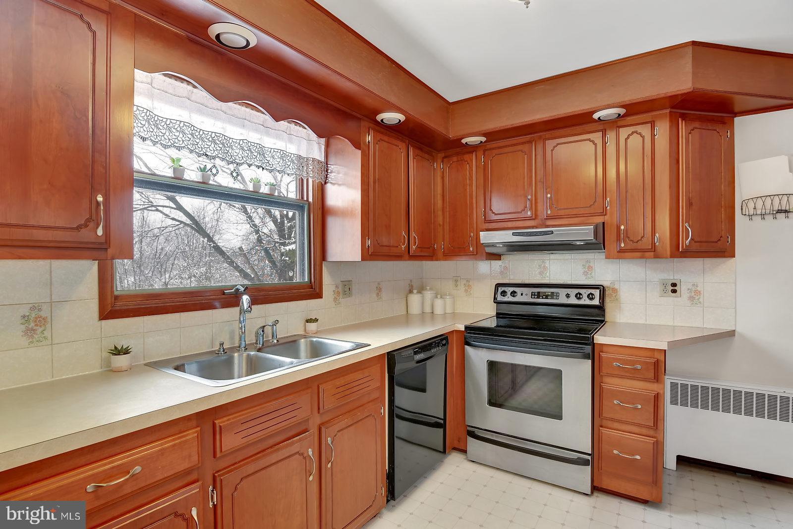 3600 Ridgeway Road Harrisburg, PA 17109 - Photo 8 of 25 Kitchen