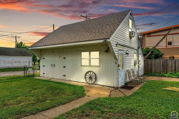 $2,600,000 | 719 Southwest Lincoln Street, Topeka, KS 66606