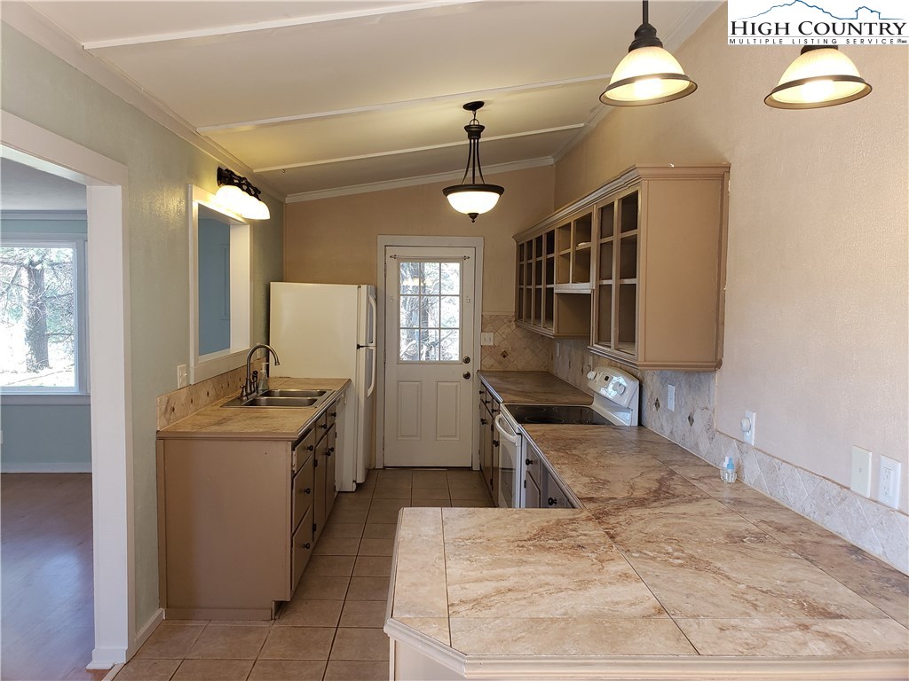 129 Ridgewood Drive Boone, NC 28607 - Photo 6 of 27 Gallery Image 6