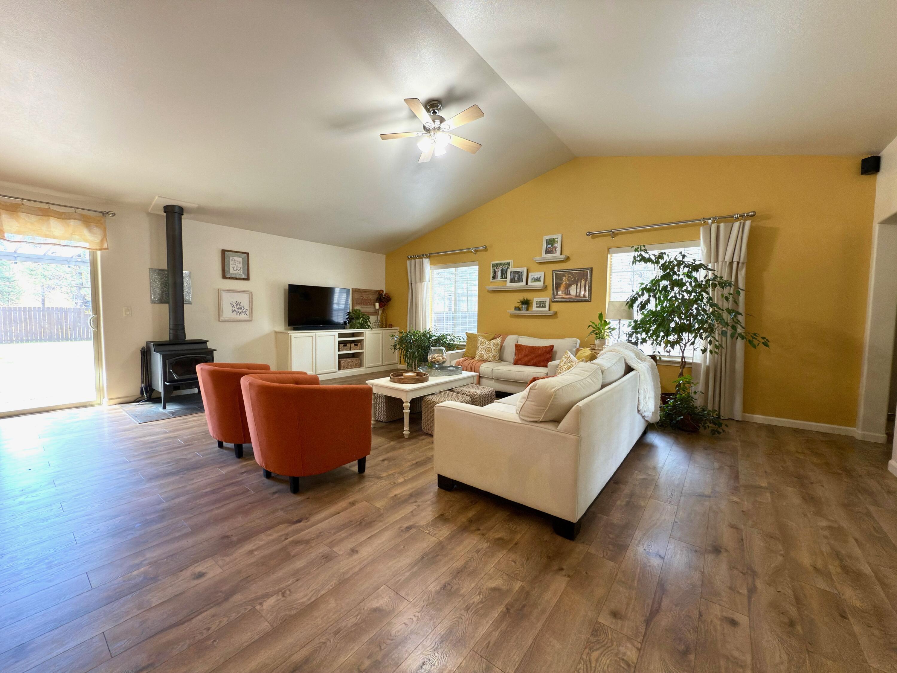 16923 Torrance Road Bend, OR 97707 - Photo 11 of 42 83347357-D91E-47A0-A2C9-E69B5A506DED