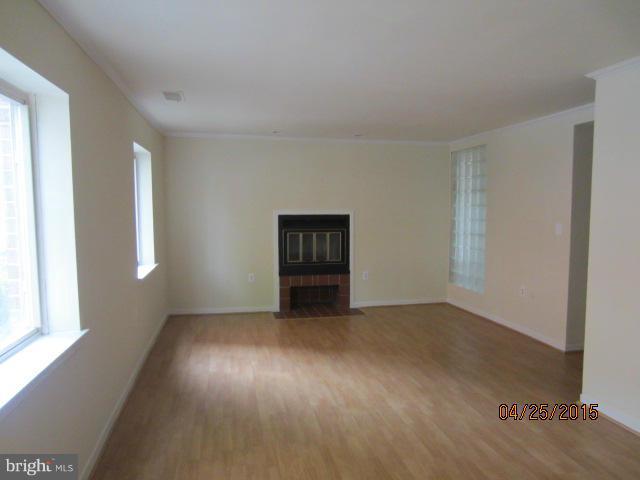 546 South Charles Street, Unit R73 Baltimore, MD 21201 - Photo 3 of 10 Living Room