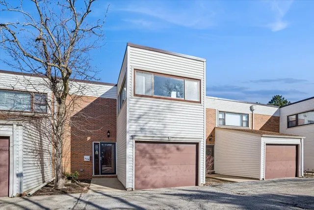 $350,000 | 368 Willow Tree Court, Hoffman Estates, IL 60169