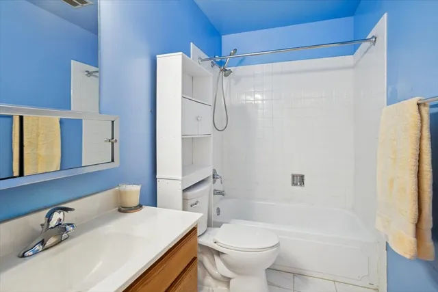 $350,000 | 368 Willow Tree Court, Hoffman Estates, IL 60169