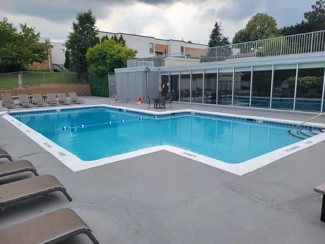 $350,000 | 368 Willow Tree Court, Hoffman Estates, IL 60169