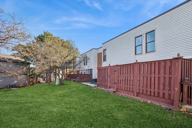 $350,000 | 368 Willow Tree Court, Hoffman Estates, IL 60169