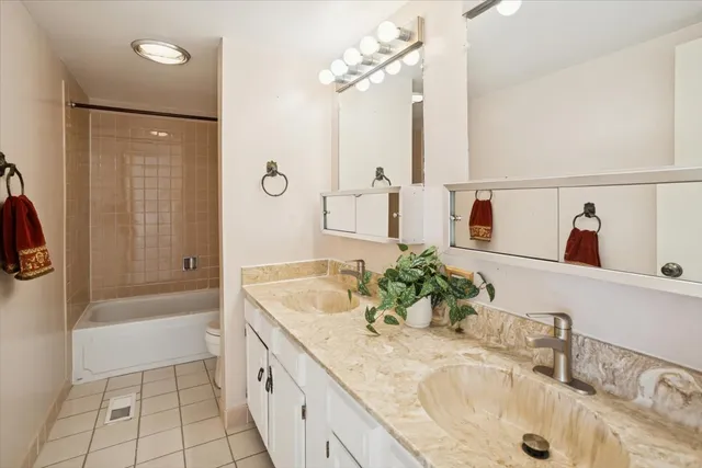 $350,000 | 368 Willow Tree Court, Hoffman Estates, IL 60169