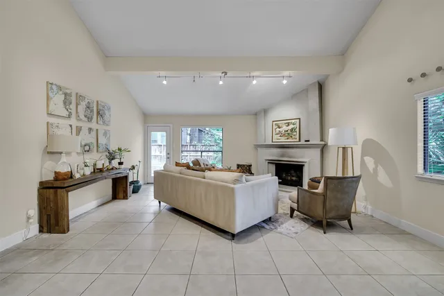 $2,700 | 2 Kino Court, The Woodlands, TX 77380