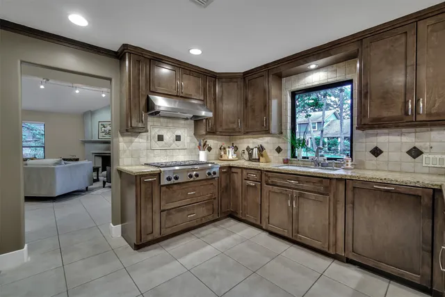 $2,700 | 2 Kino Court, The Woodlands, TX 77380