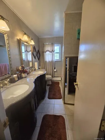 a en suite bathroom with a sink and a mirror