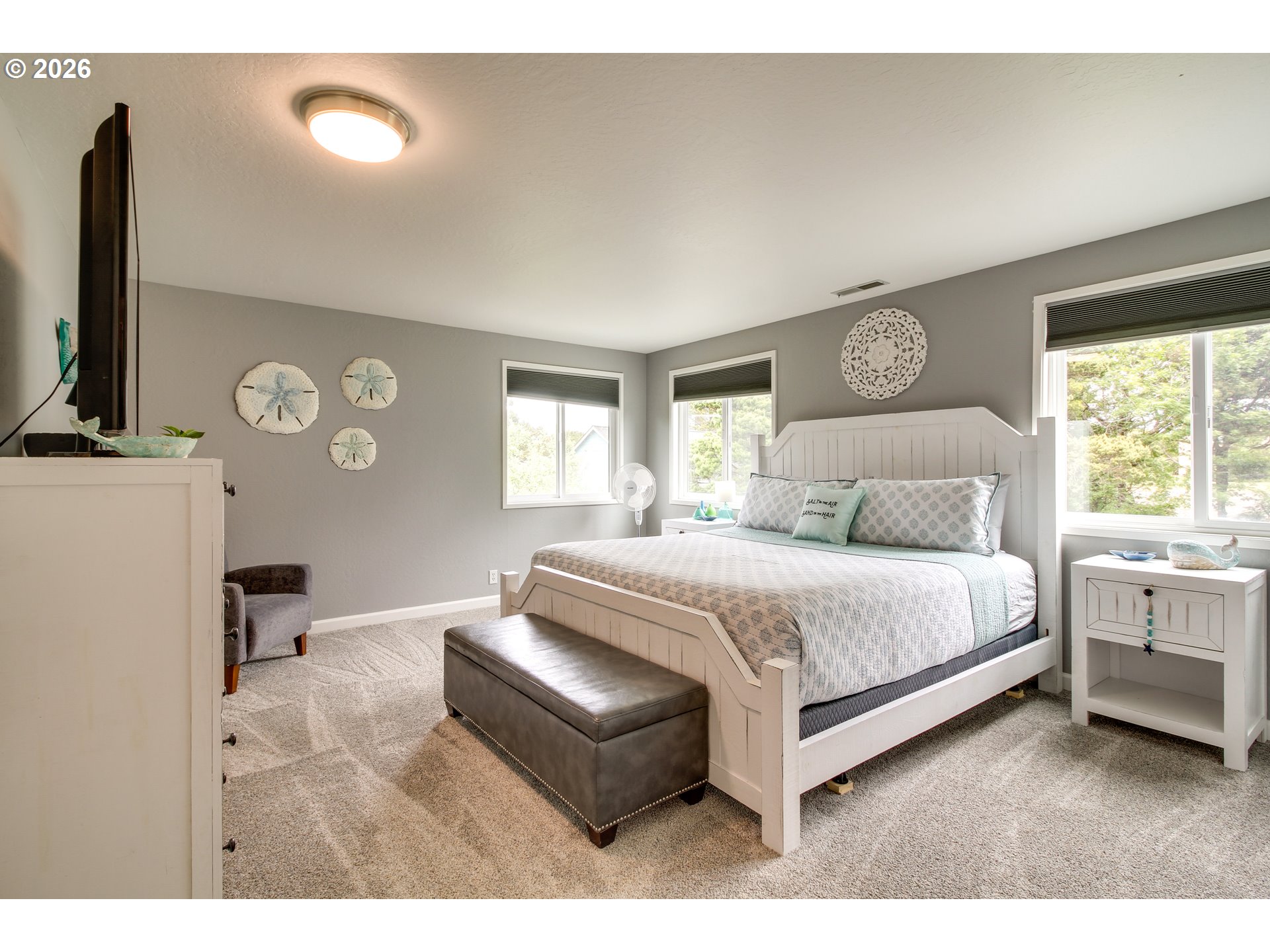 3085 Beach Loop Drive Southwest Bandon, OR 97411 - Photo 19 of 46 a spacious bedroom with a bed and a window