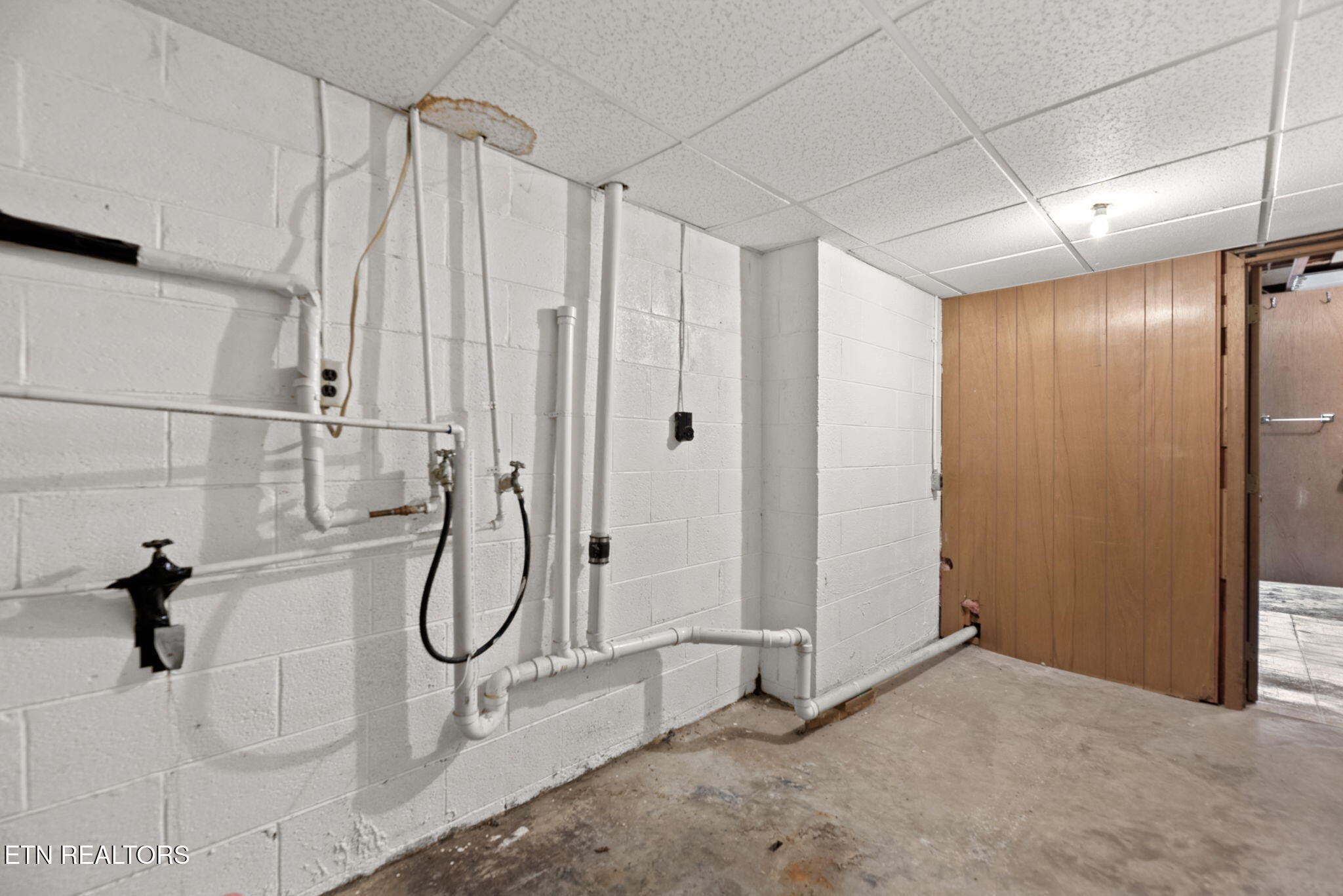 352 Walnut Valley Road Clinton, TN 37716 - Photo 25 of 36 a bathroom with a shower and a shower