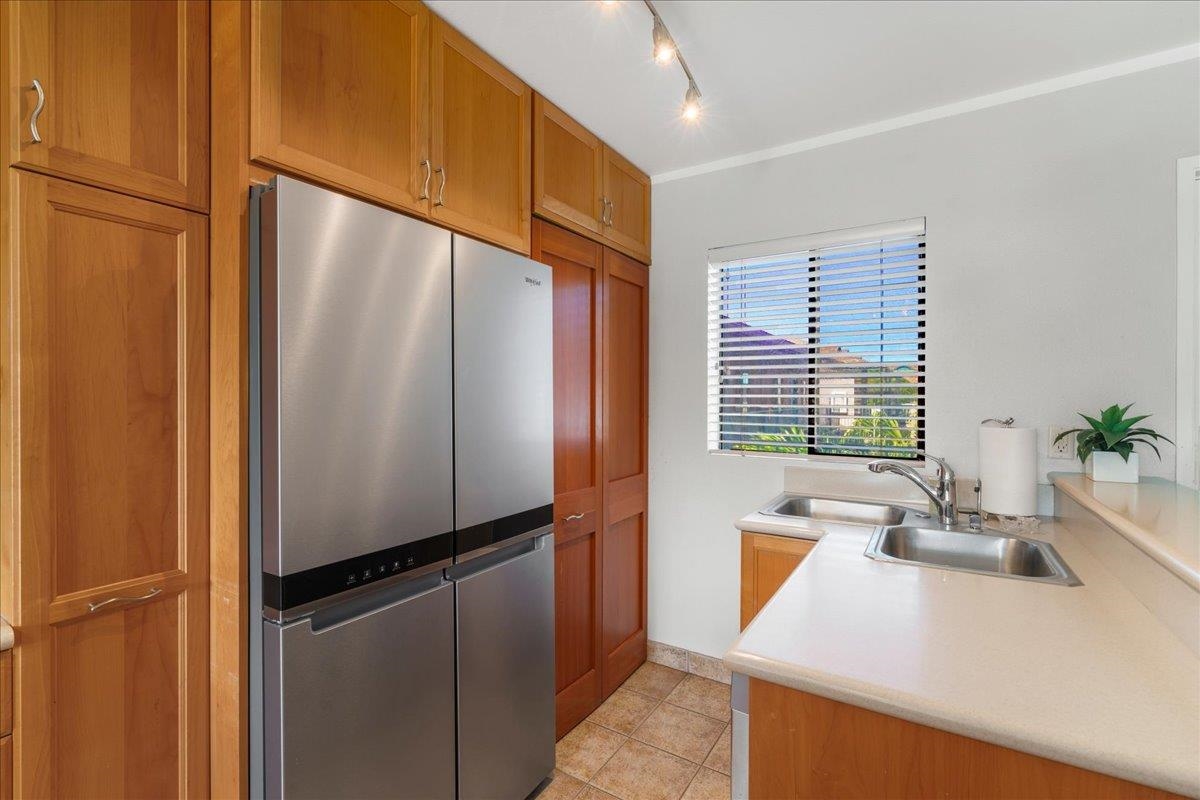 2219 South Kihei Road, Unit B414 Kihei, HI 96753 - Photo 19 of 42 a kitchen with stainless steel appliances a refrigerator and a sink