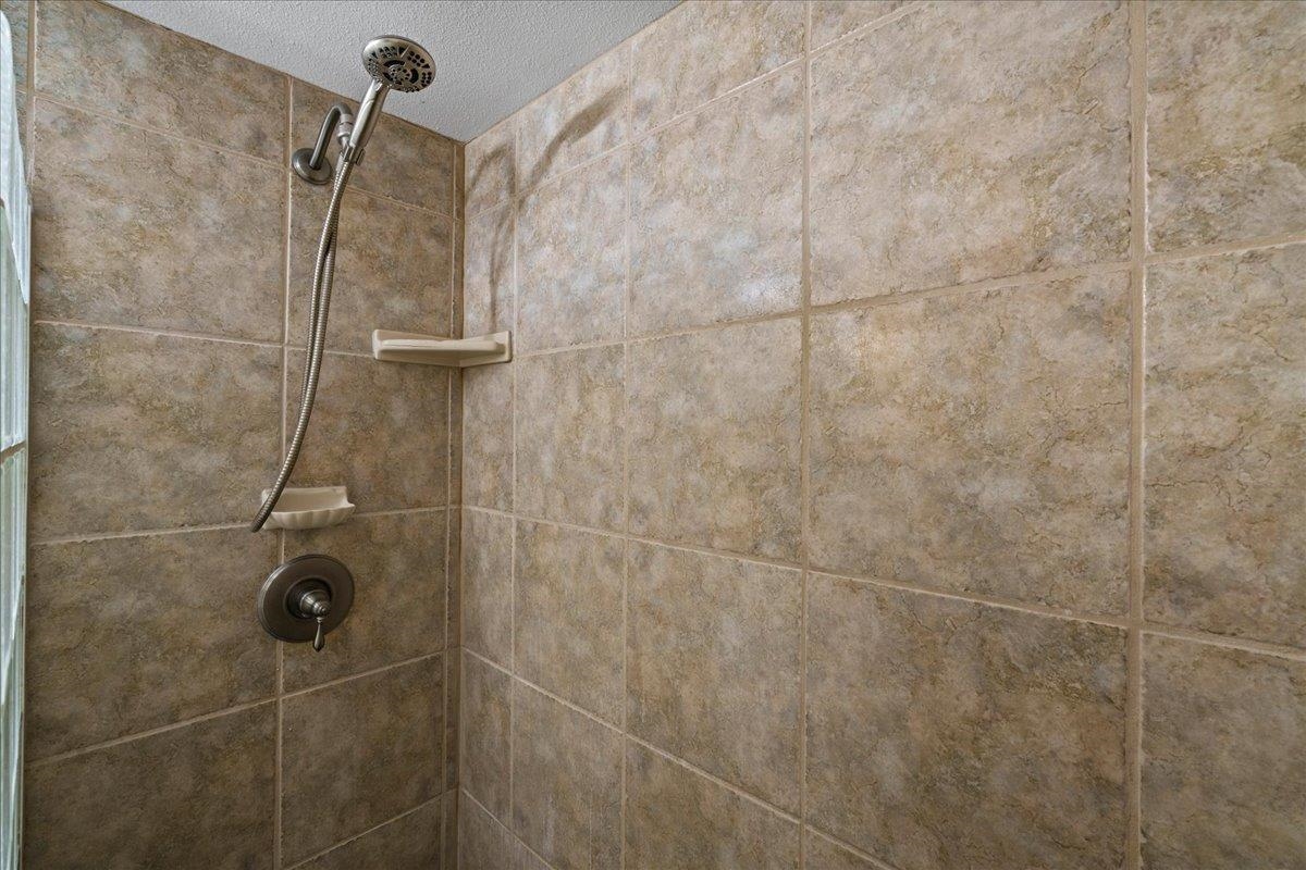 2219 South Kihei Road, Unit B414 Kihei, HI 96753 - Photo 7 of 42 a bathroom with a shower