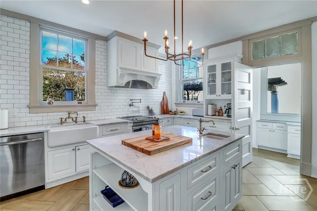 $10,000 | 602 East Victory Drive, Savannah, GA 31405