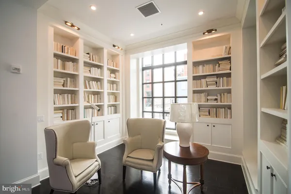 $2,449 | 1011 M Street Northwest, Unit 606, Washington, DC 20001