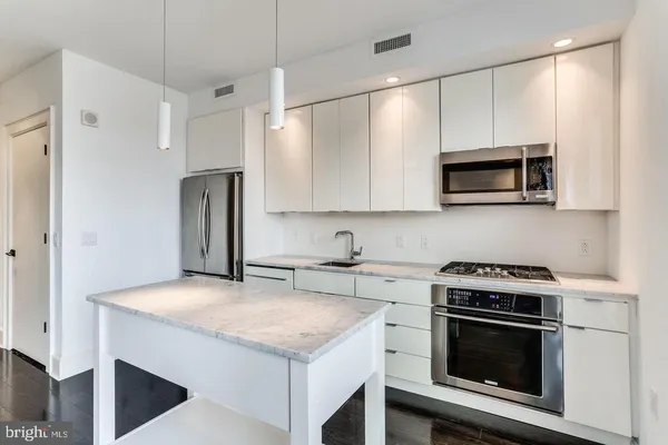 $2,449 | 1011 M Street Northwest, Unit 606, Washington, DC 20001