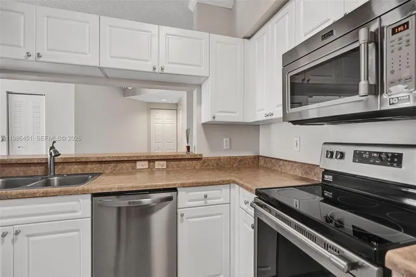 $2,900 | 17150 North Bay Road, Unit 2802, Sunny Isles Beach, FL 33160