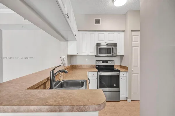 $2,900 | 17150 North Bay Road, Unit 2802, Sunny Isles Beach, FL 33160