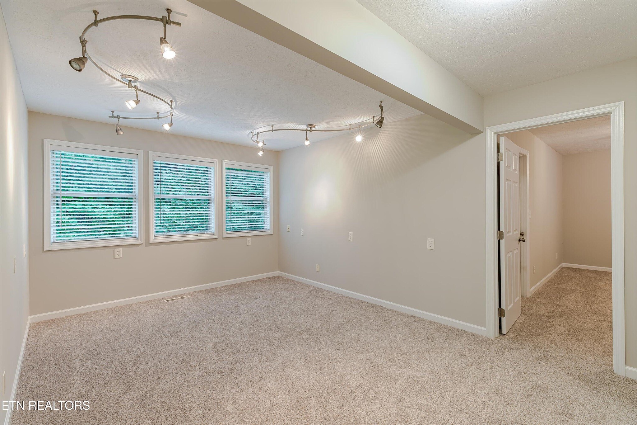 147 California Avenue Oak Ridge, TN 37830 - Photo 30 of 39 an empty room with windows and closet