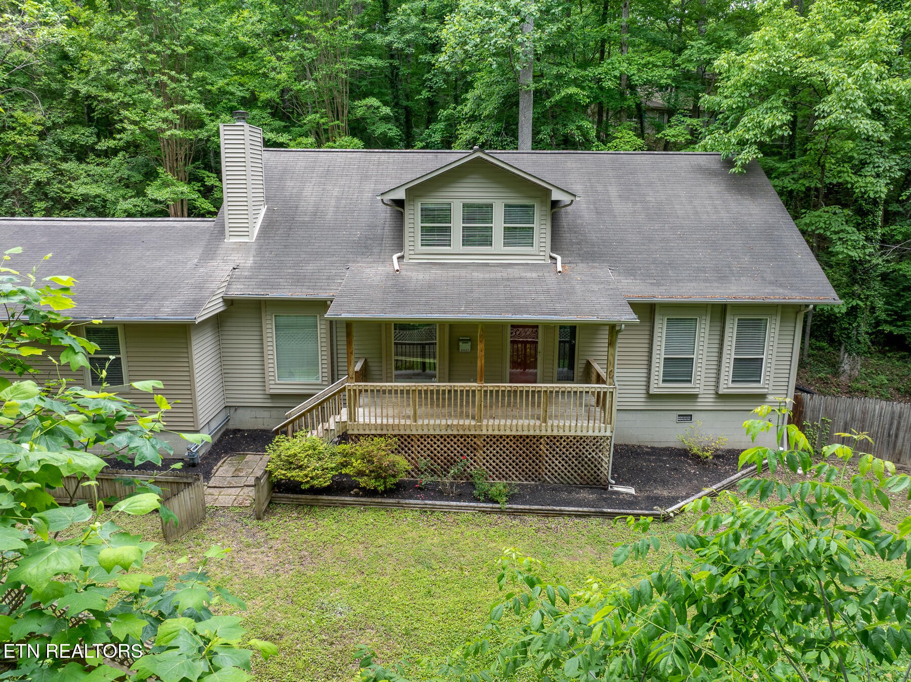 147 California Avenue Oak Ridge, TN 37830 - Photo 4 of 39 a front view of a house with a yard
