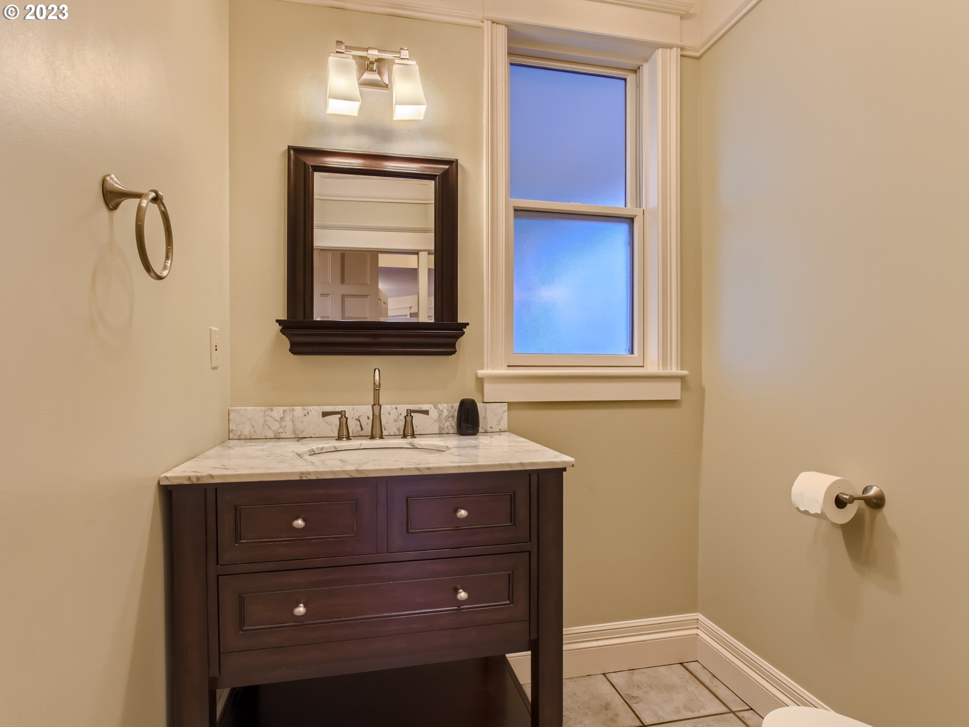 2229 Northwest Mill Pond Road Portland, OR 97229 - Photo 19 of 41 Bathroom