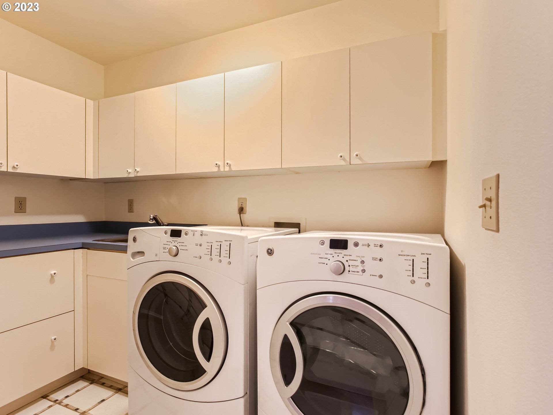 2229 Northwest Mill Pond Road Portland, OR 97229 - Photo 30 of 41 Laundry