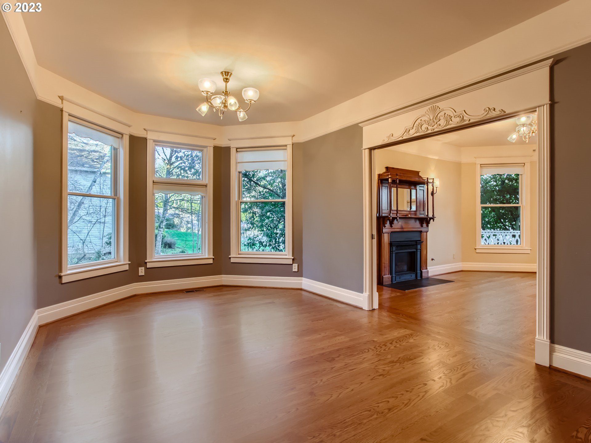 2229 Northwest Mill Pond Road Portland, OR 97229 - Photo 9 of 41 Living Room/Entrance