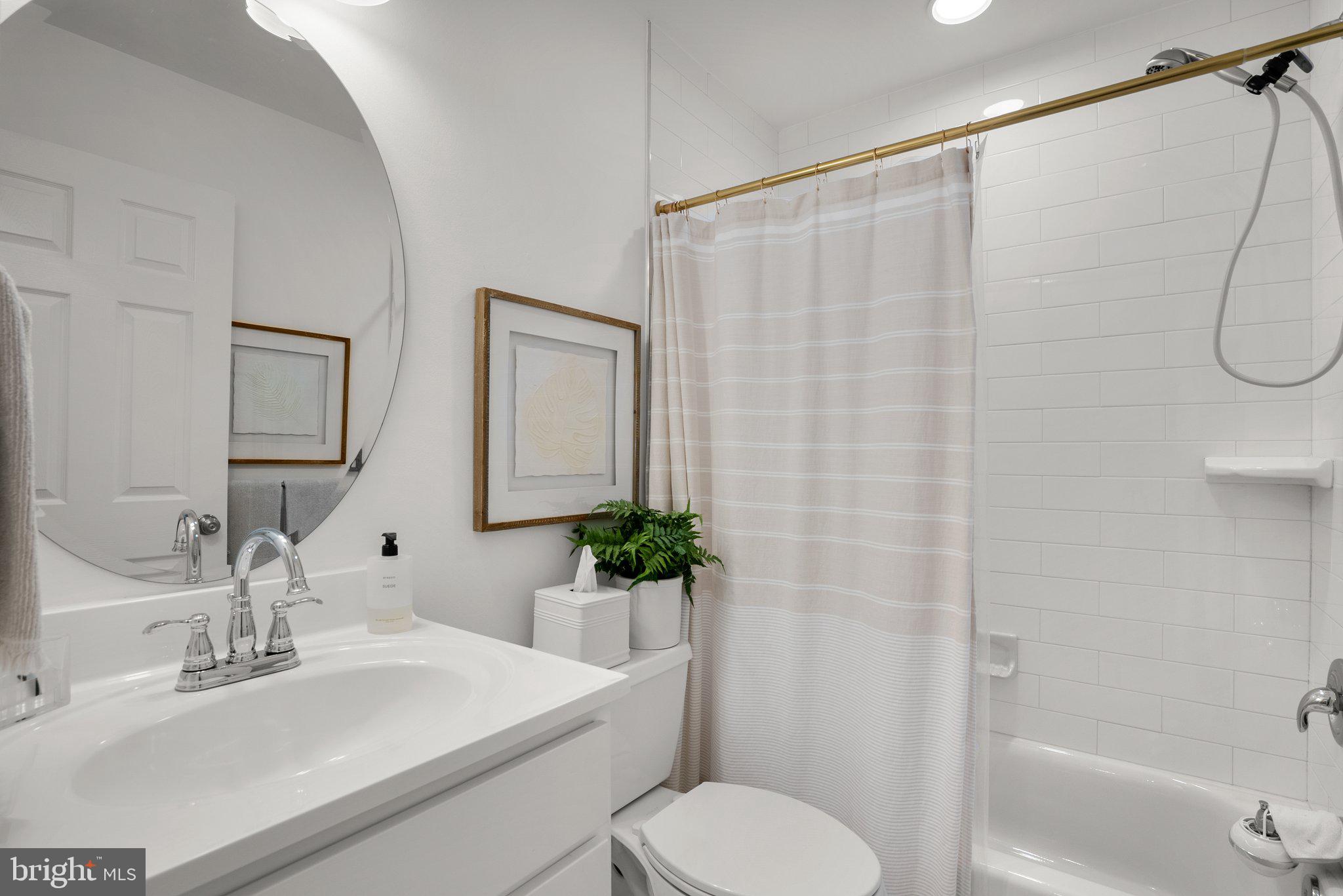 19617 Charline Manor Road Olney, MD 20832 - Photo 31 of 54 Hall bath with tub