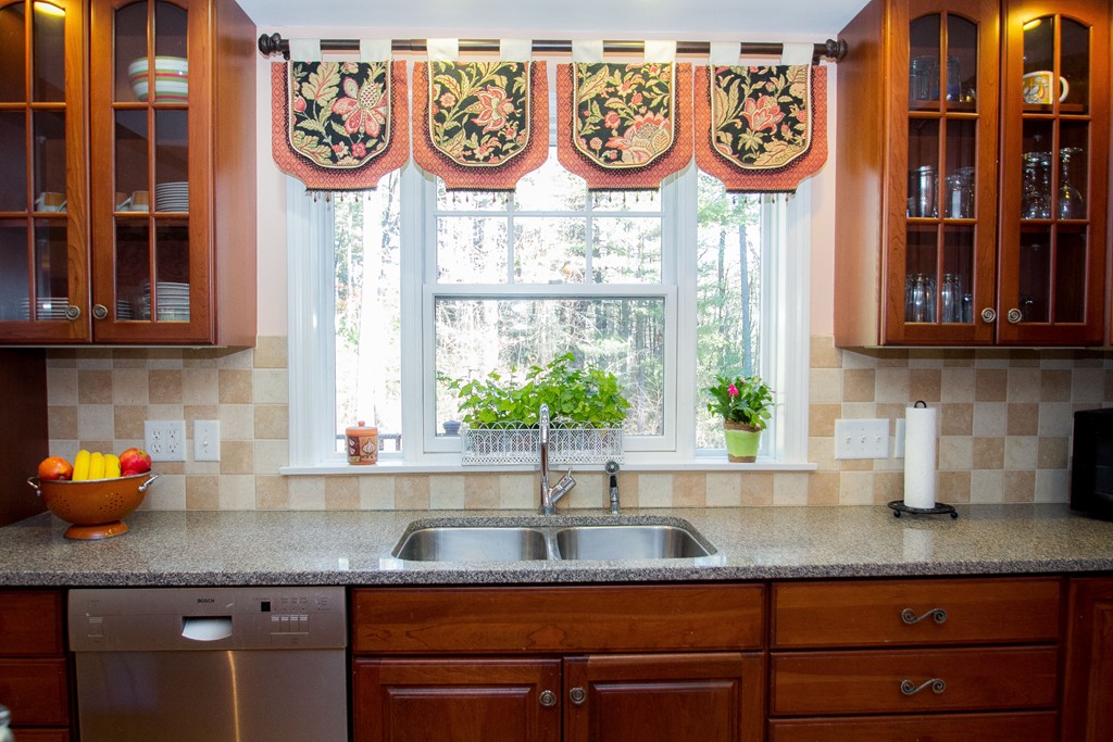 132 Cold Spring Road Westford, MA 01886 - Photo 4 of 30 Gallery Image 4