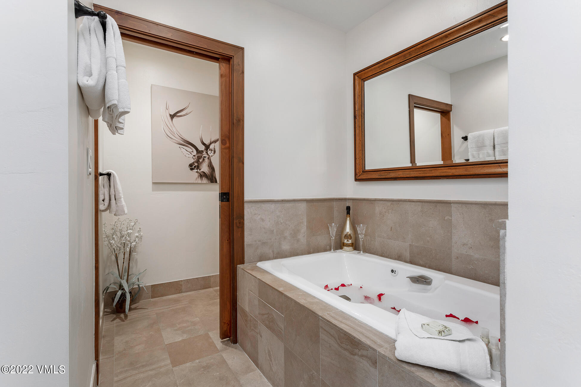 180 Daybreak Ridge Road, Unit 813 Avon, CO 81620 - Photo 15 of 46 a bathroom with a tub a sink and a mirror