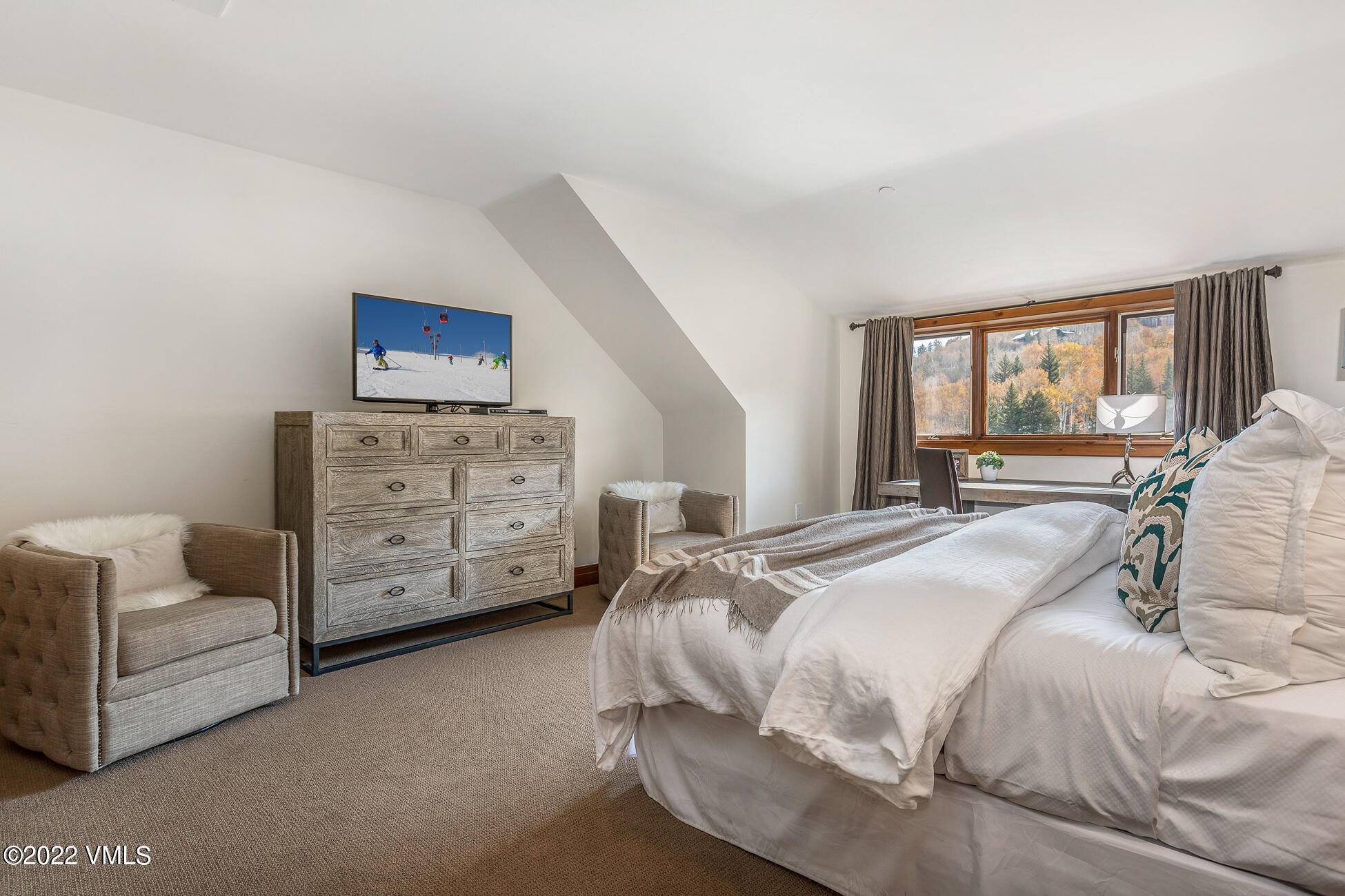 180 Daybreak Ridge Road, Unit 813 Avon, CO 81620 - Photo 21 of 46 a bedroom with a bed and dresser