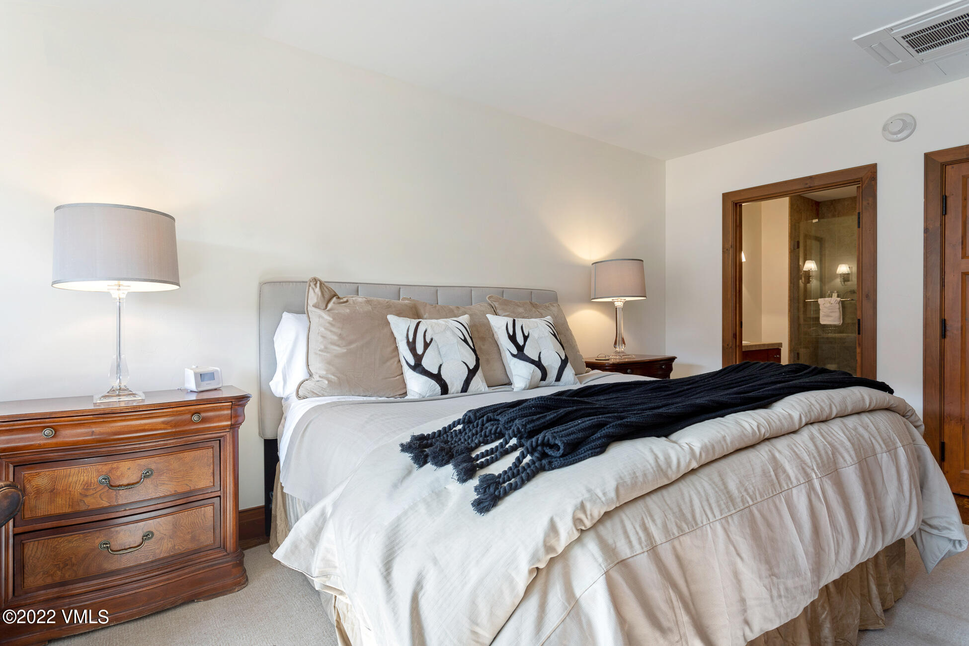 180 Daybreak Ridge Road, Unit 813 Avon, CO 81620 - Photo 36 of 46 a bedroom with a bed and a lamp