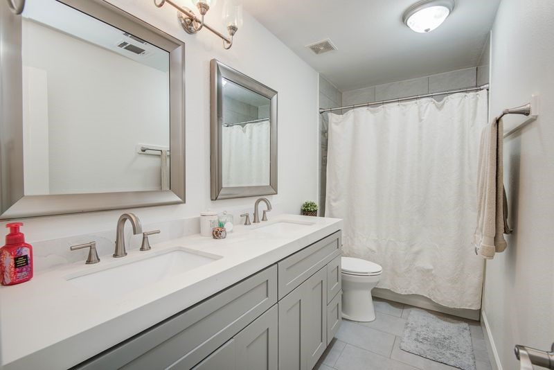 16722 Innisbrook Drive Houston, TX 77095 - Photo 30 of 33 Secondary Bathroom