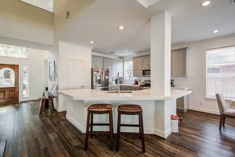 16722 Innisbrook Drive Houston, TX 77095 - Photo 8 of 33 Kitchen bar