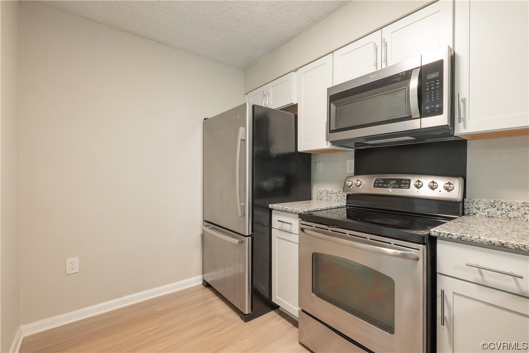 2675 Chancer Drive Henrico, VA 23233 - Photo 18 of 49 a kitchen with a stove microwave and refrigerator