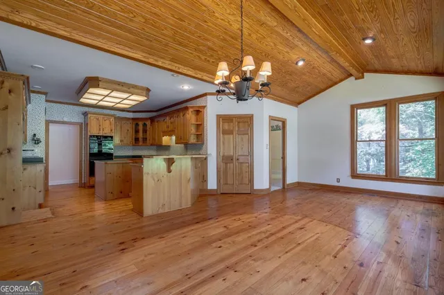 en empty room with windows and ceiling fan