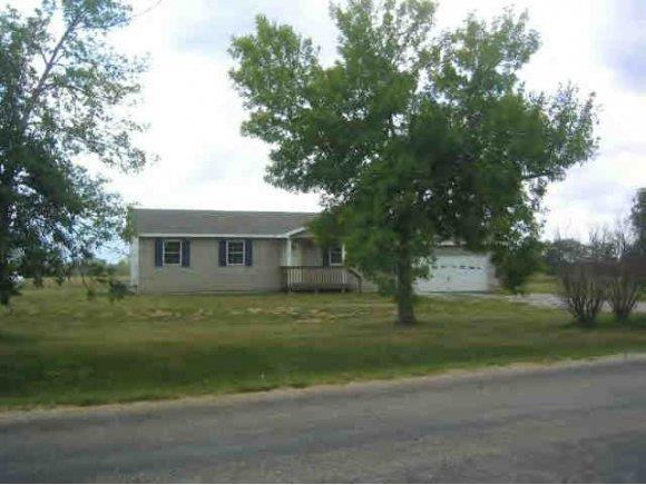 1118-c R 1300 C R 1300 Lerna, IL 62440 - Photo 1 of 1 a front view of a house with a yard