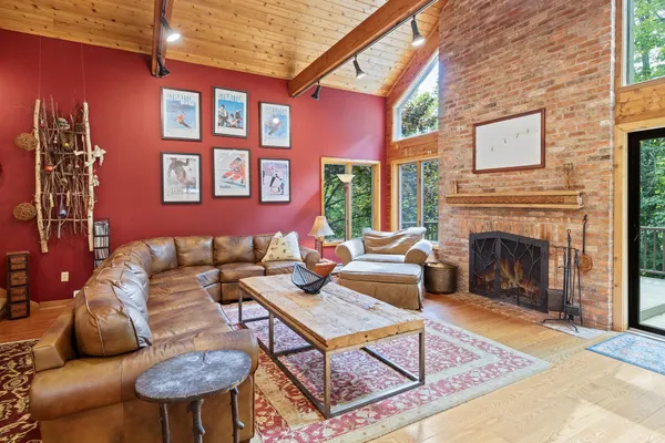 $1,000,000 | 19 Roundtree Road, Winhall, VT 05340