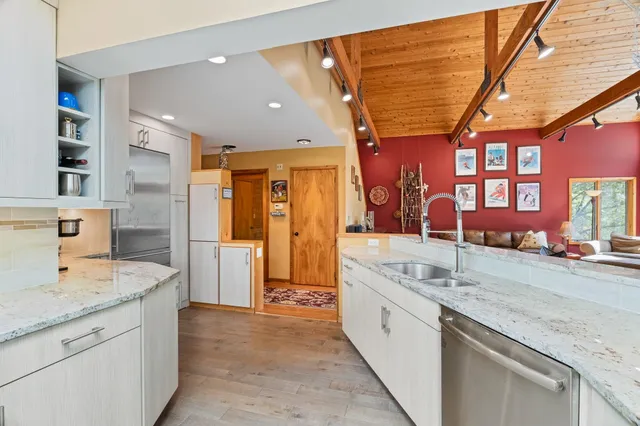 $1,025,000 | 19 Roundtree Road, Winhall, VT 05340