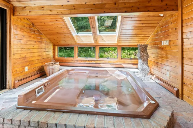 $1,025,000 | 19 Roundtree Road, Winhall, VT 05340