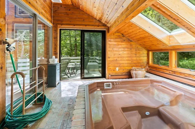 $1,025,000 | 19 Roundtree Road, Winhall, VT 05340