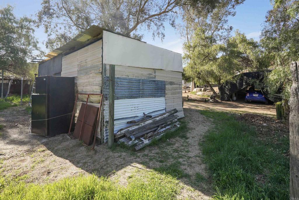 40645 Sage Road Hemet, CA 92544 - Photo 38 of 70 a backyard of a house with barbeque oven