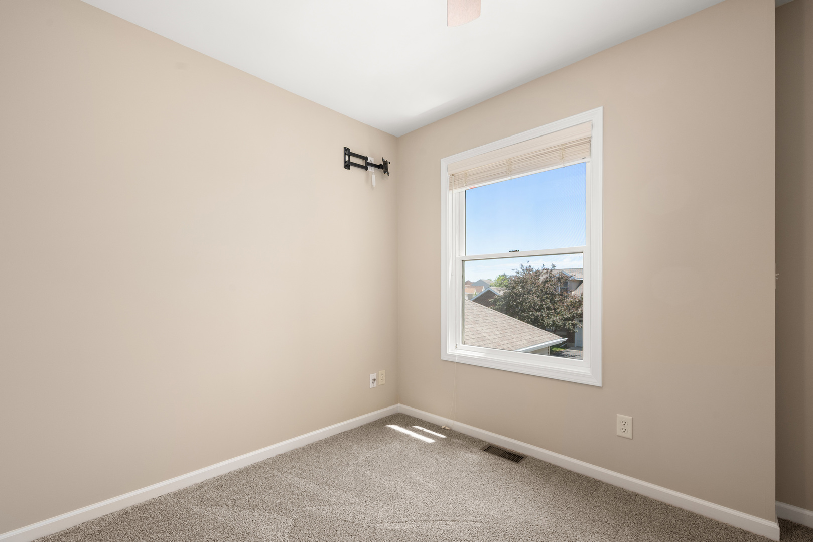 3705 Green Tree Lane DeKalb, IL 60115 - Photo 24 of 31 an empty room with windows and closet