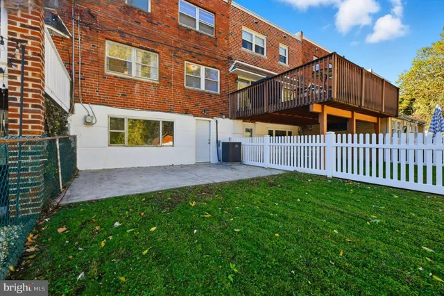 a view of a house with backyard and porch