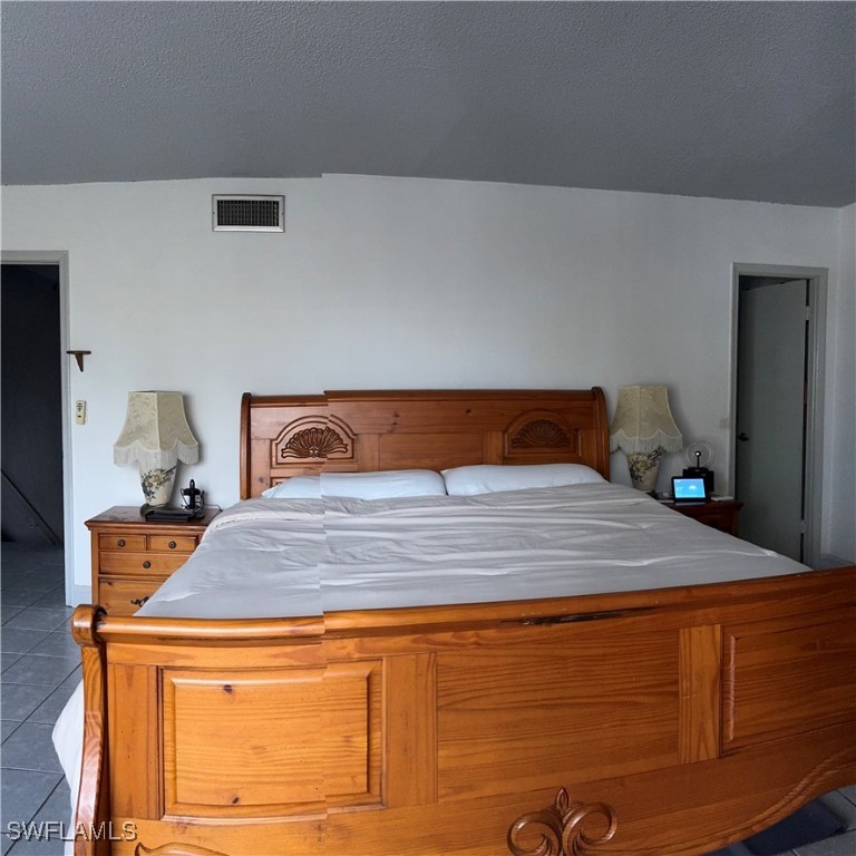 806 West 80th Place Hialeah, FL 33014 - Photo 8 of 17 a bedroom with an bed and lamp