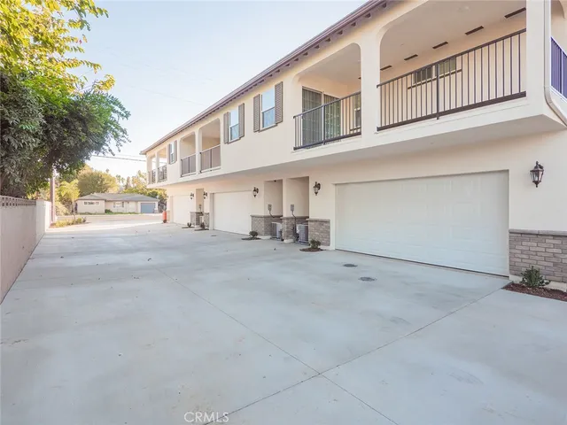a view of back yard of the house