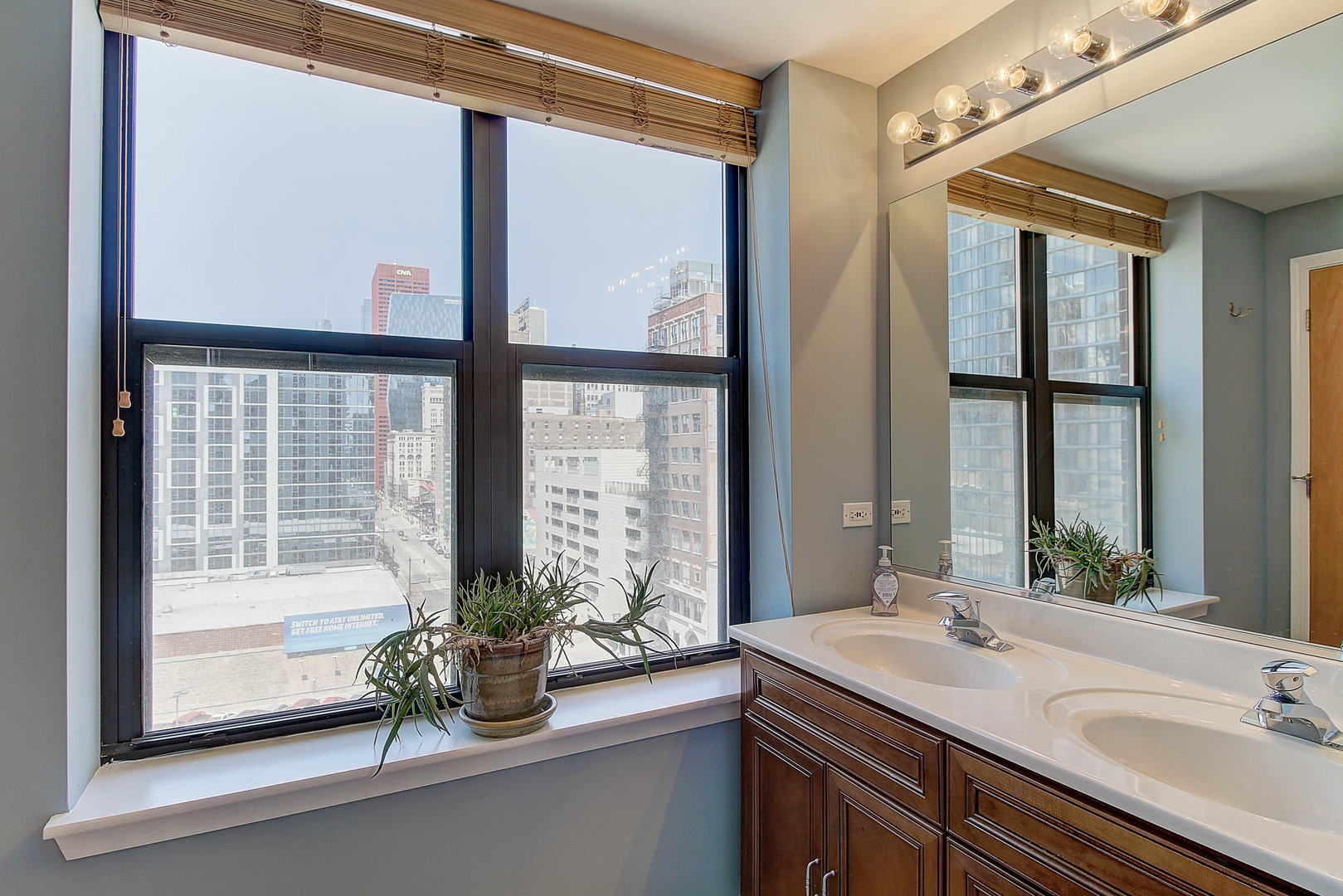 41 East 8th Street, Unit 1007 Chicago, IL 60605 - Photo 11 of 24