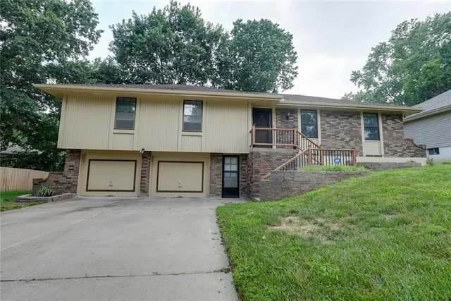 $325,000 | 1104 Southwest Mic-O-Say Drive, Blue Springs, MO 64015