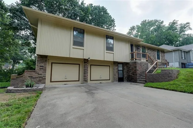 $325,000 | 1104 Southwest Mic-O-Say Drive, Blue Springs, MO 64015